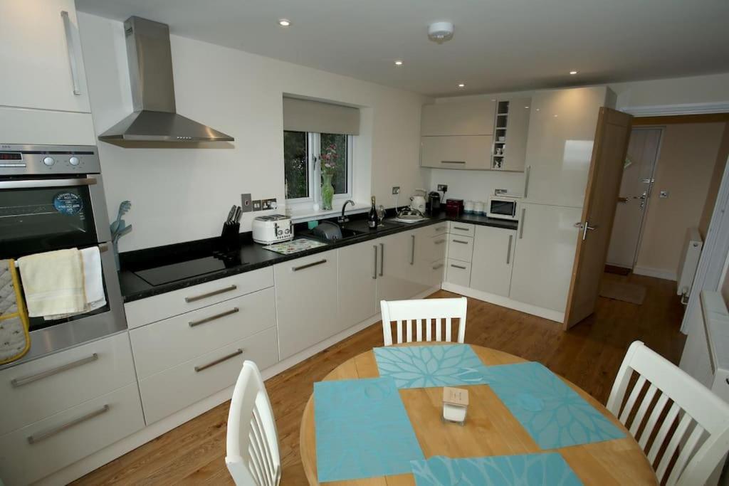 Lovely Two Bedroom Bungalow With Hot Tub Yeovil Exterior foto