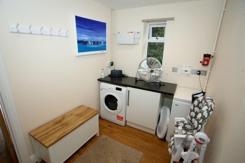 Lovely Two Bedroom Bungalow With Hot Tub Yeovil Exterior foto